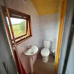 1 Bed Hut - Sleeps 2 - Parking - Smoking