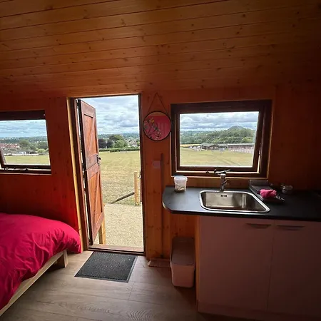 Tatil Evi 1 Bed Hut - Sleeps 2 - Parking - Smoking Bristol