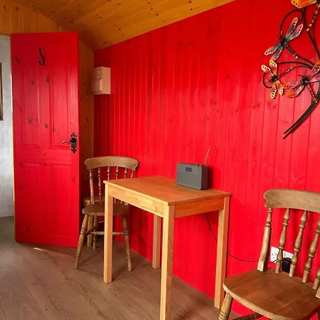 1 Bed Hut - Sleeps 2 - Parking - Smoking