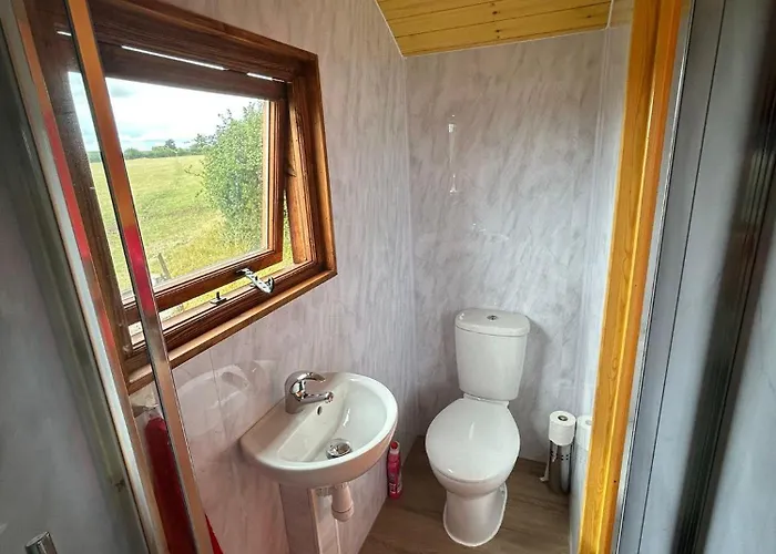 1 Bed Hut - Sleeps 2 - Parking - Smoking