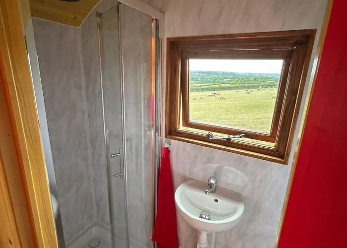 Holiday home 1 Bed Hut - Sleeps 2 - Parking - Smoking *