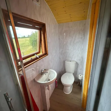 1 Bed Hut - Sleeps 2 - Parking - Smoking