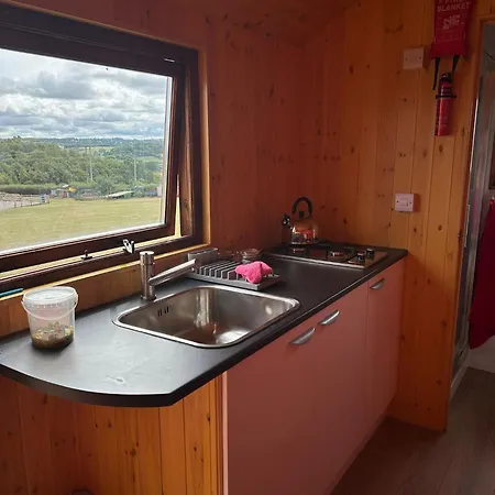 1 Bed Hut - Sleeps 2 - Parking - Smoking Сasa de vacaciones