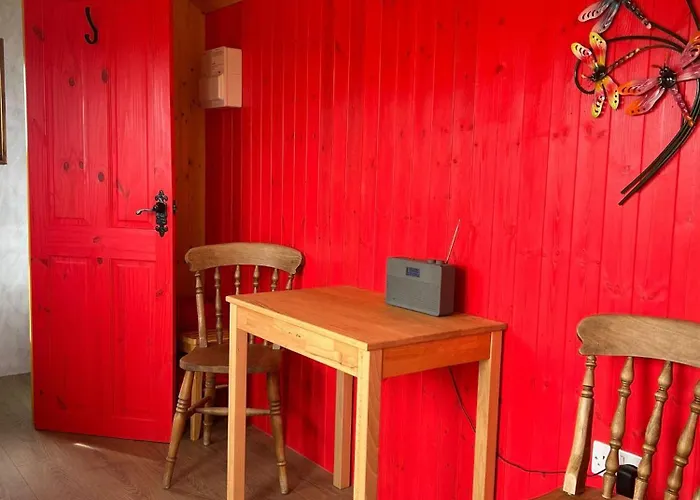 1 Bed Hut - Sleeps 2 - Parking - Smoking